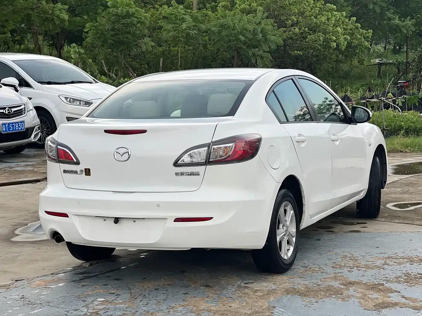 Mazda 3 Axela 2015 Sedan 1.6L Automatic Comfort Model — миниатюра 9