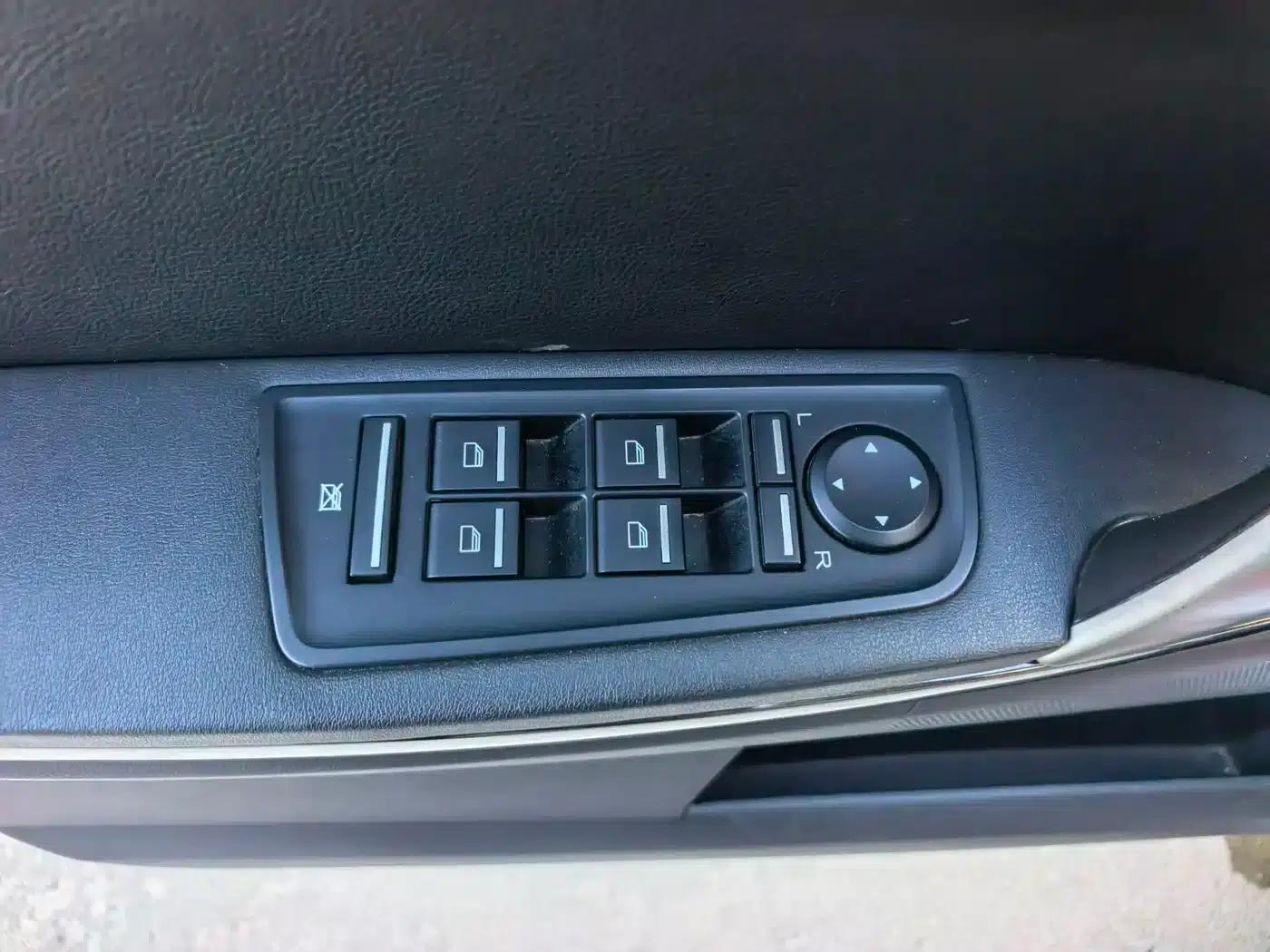 Roewe 550 2013 Classic Edition 550 1.8L Automatic Fashion Model — миниатюра 15