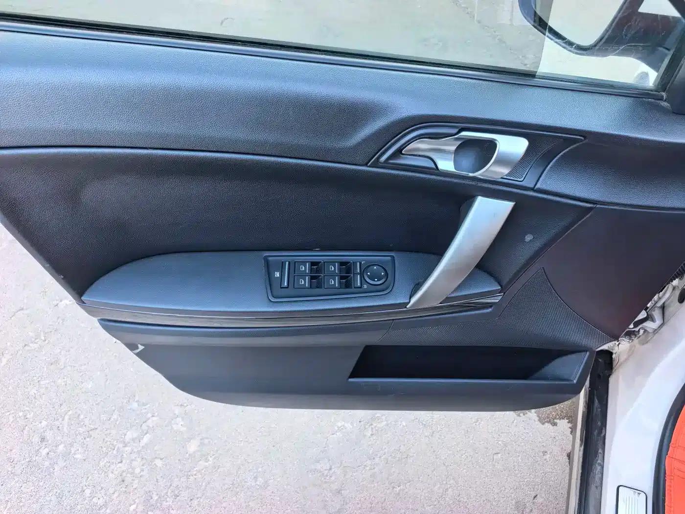Roewe 550 2013 Classic Edition 550 1.8L Automatic Fashion Model — миниатюра 16