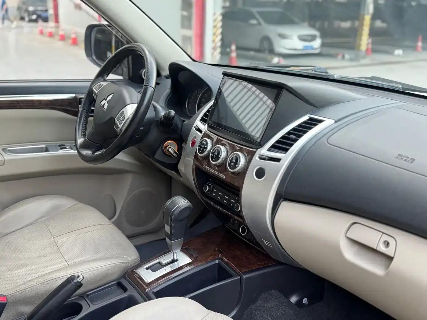 2013 Pajero Sport 3.0L Automatic 2WD Luxury Edition — миниатюра 11