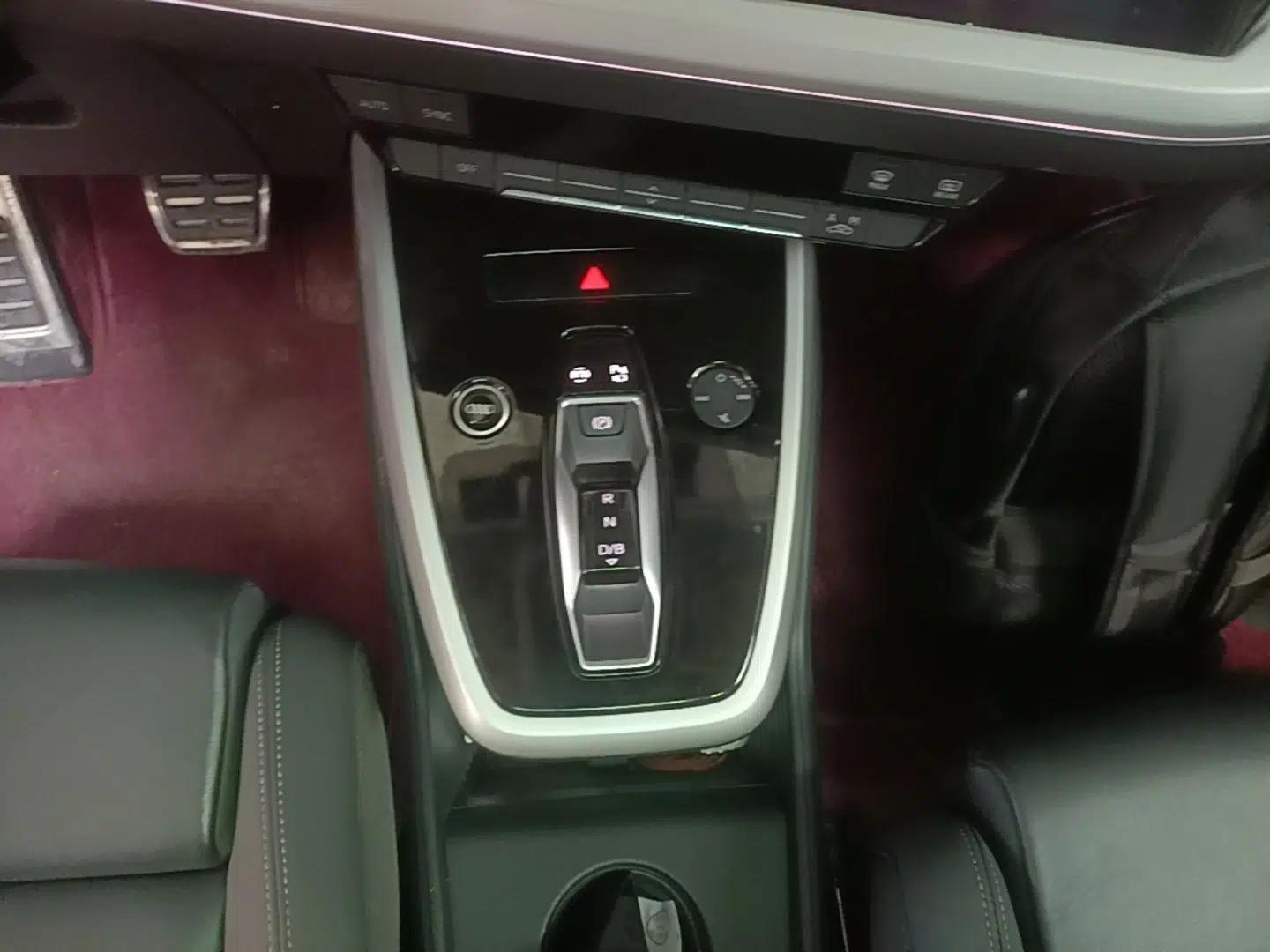Audi Q5 e-tron 2023 40 e-tron Shining Edition Brocade Suit — миниатюра 16