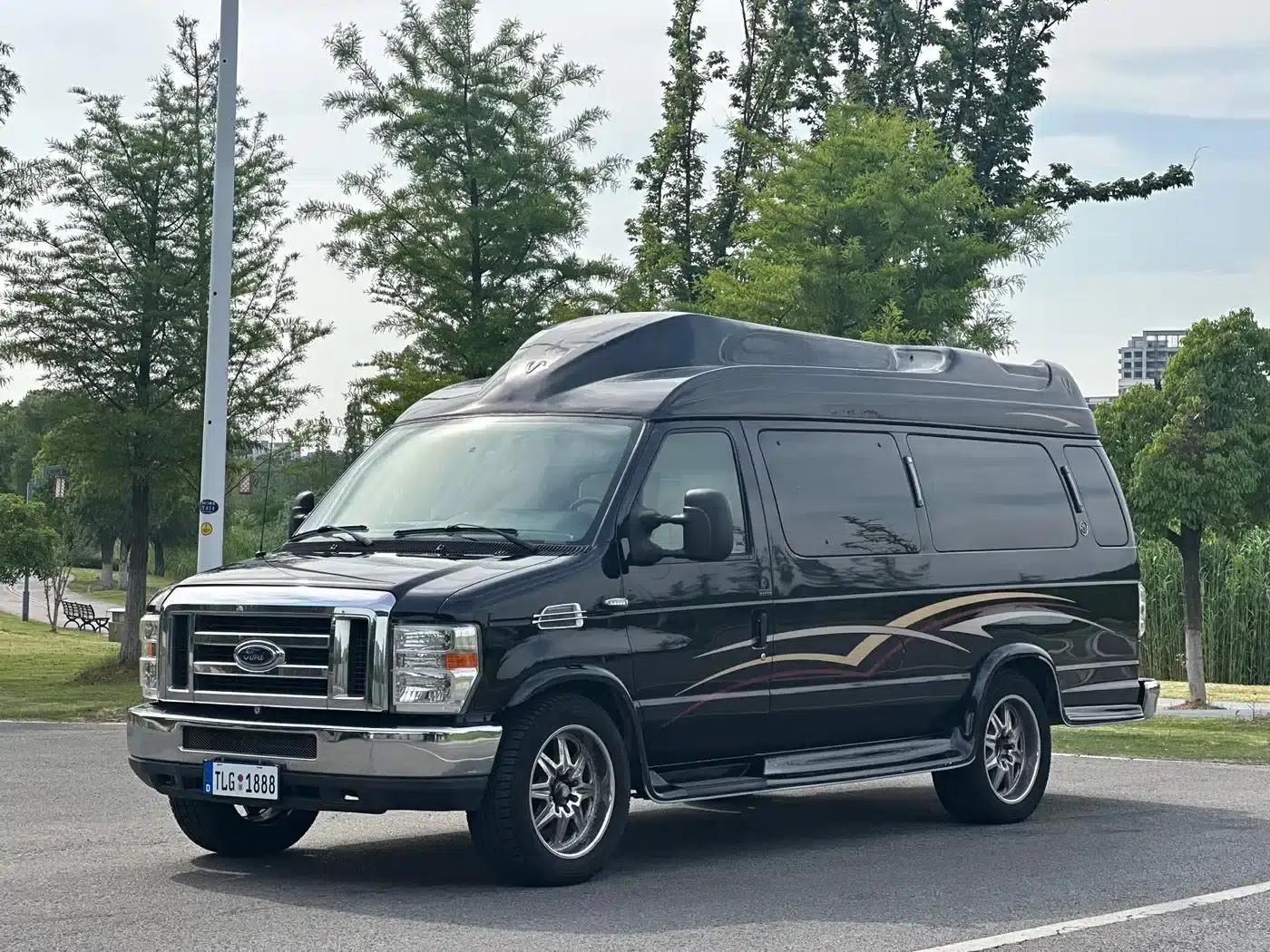 2011 Ford E350 5.4L Standard Yacht Edition — миниатюра 1