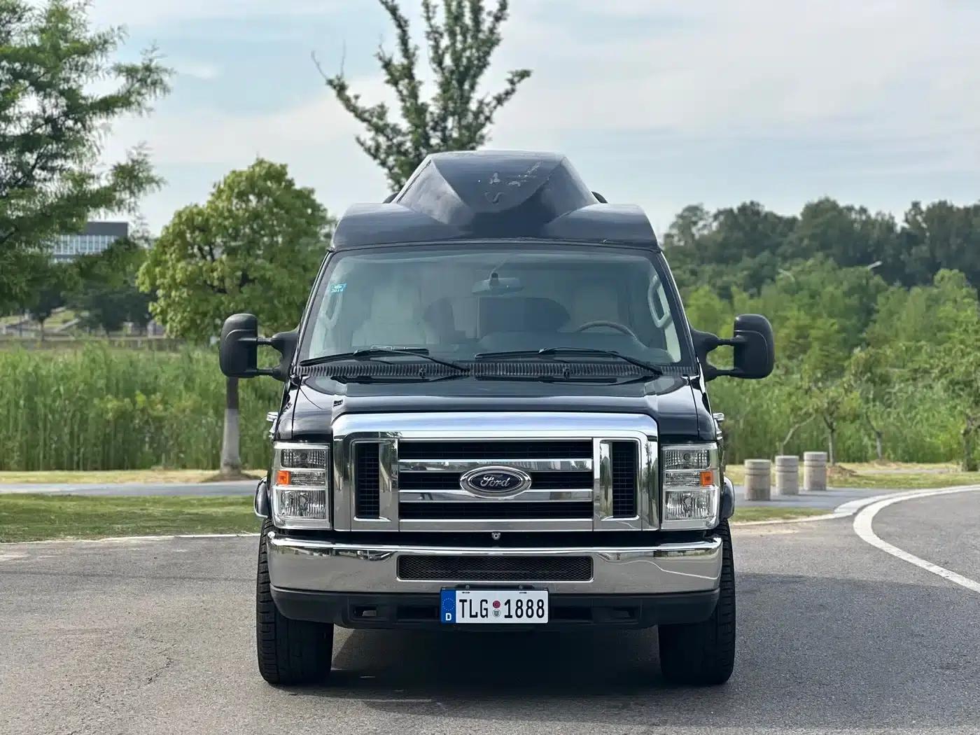 2011 Ford E350 5.4L Standard Yacht Edition — миниатюра 2