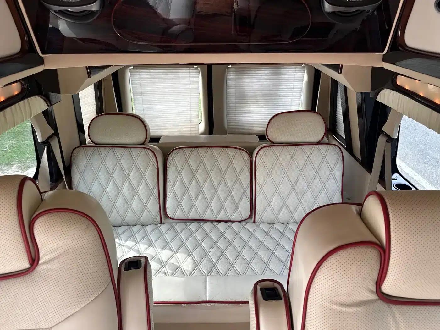 2011 Ford E350 5.4L Standard Yacht Edition — миниатюра 11
