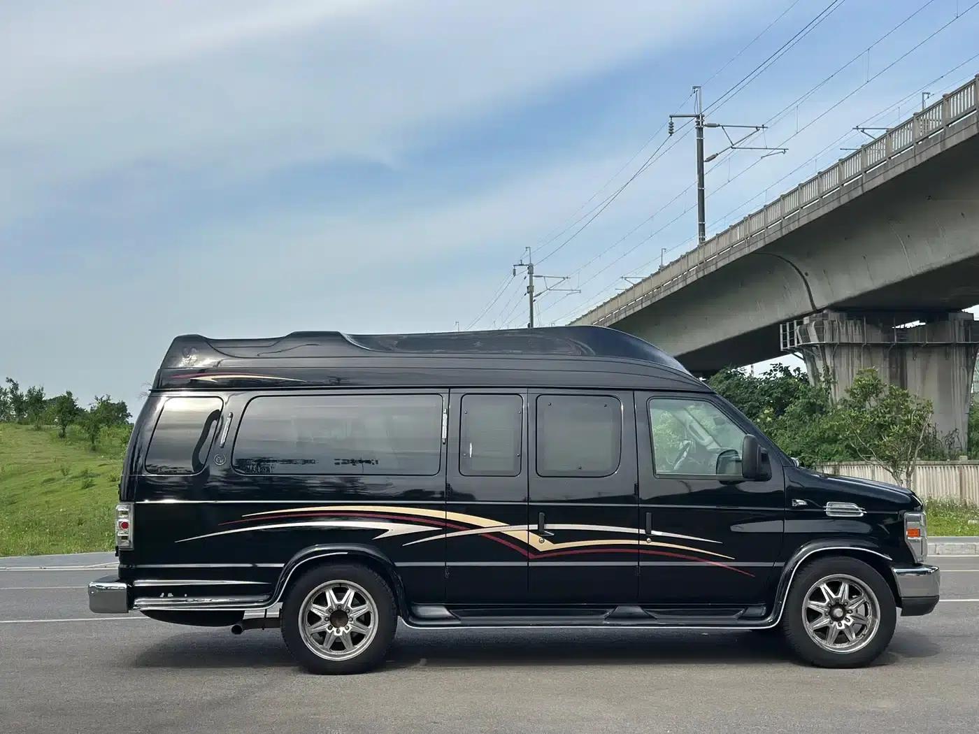2011 Ford E350 5.4L Standard Yacht Edition — миниатюра 12