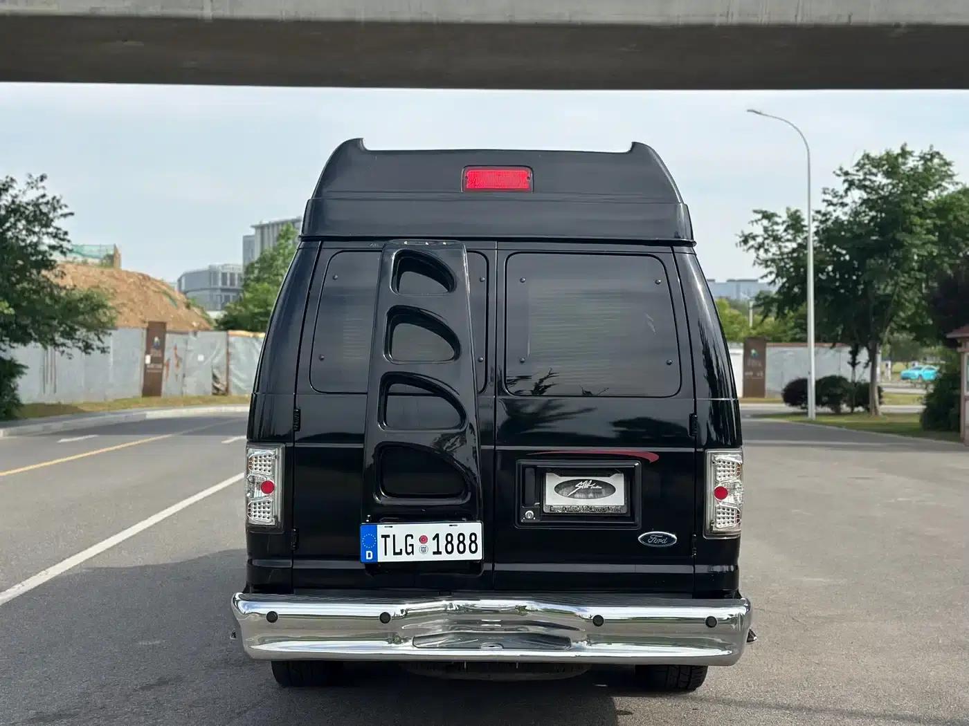2011 Ford E350 5.4L Standard Yacht Edition — миниатюра 14
