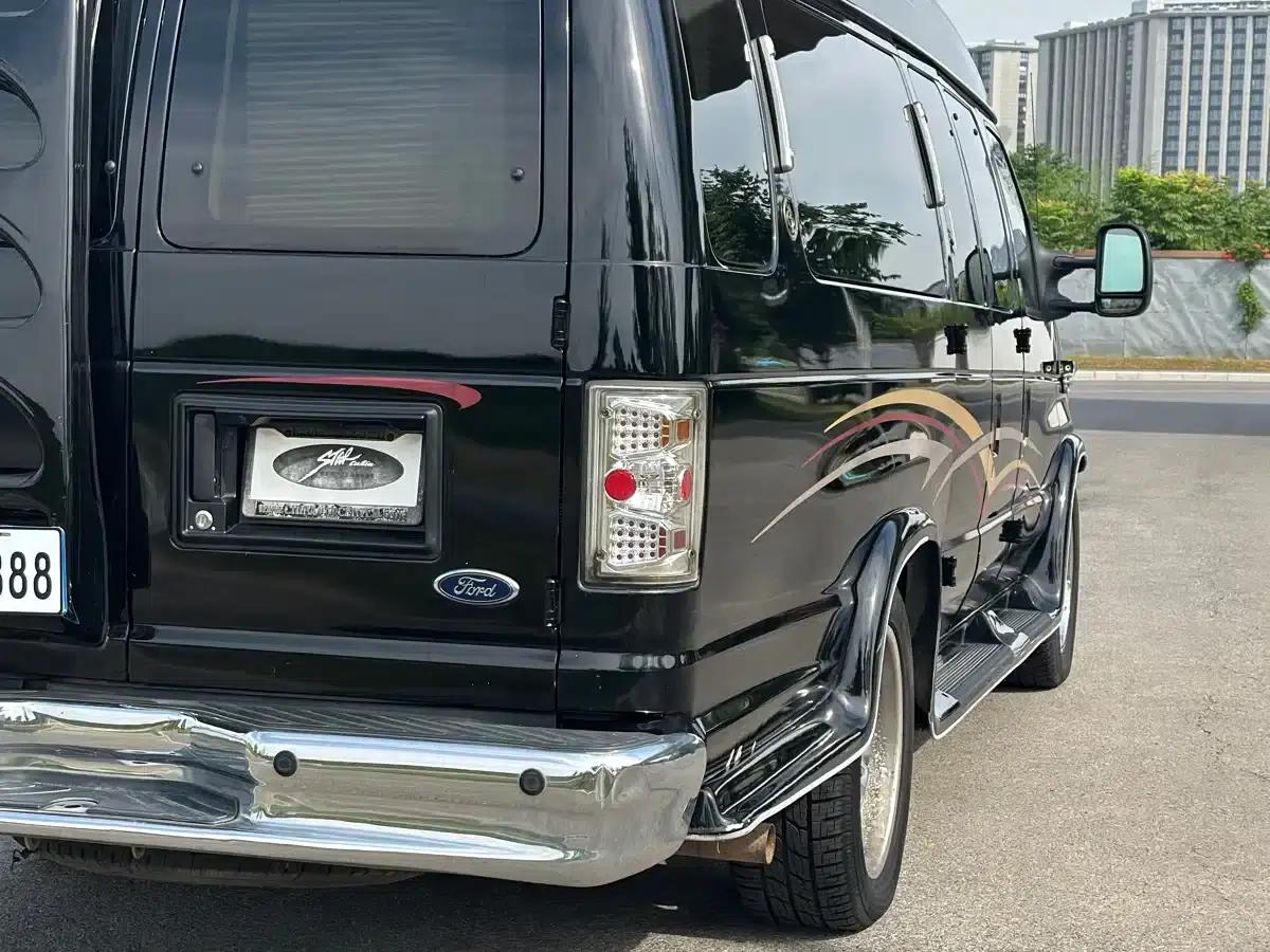 2011 Ford E350 5.4L Standard Yacht Edition — миниатюра 16