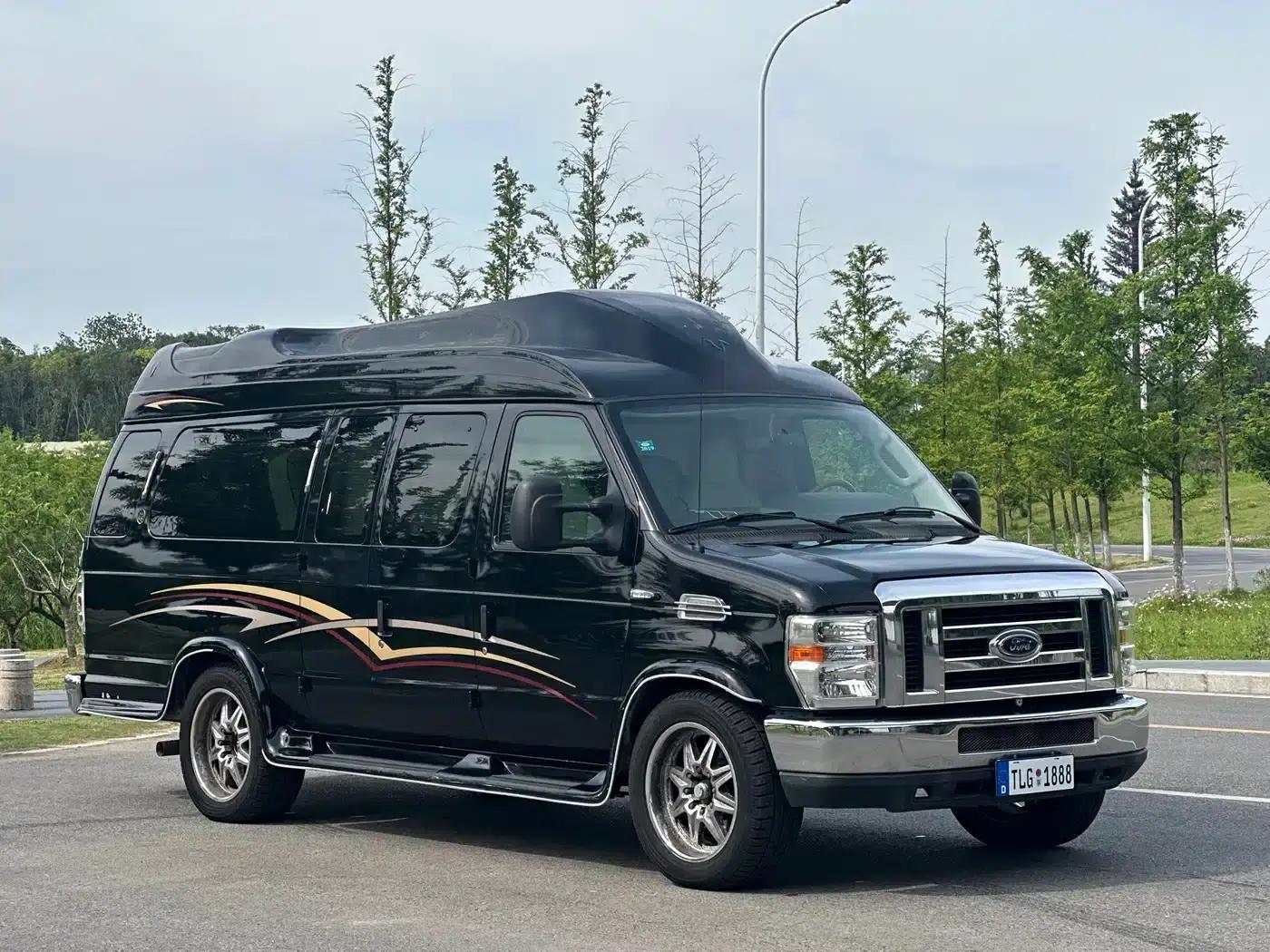 2011 Ford E350 5.4L Standard Yacht Edition — миниатюра 3