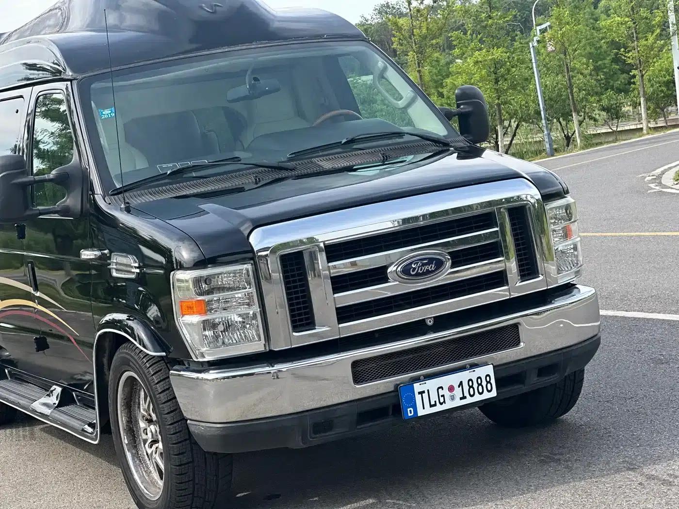 2011 Ford E350 5.4L Standard Yacht Edition — миниатюра 4