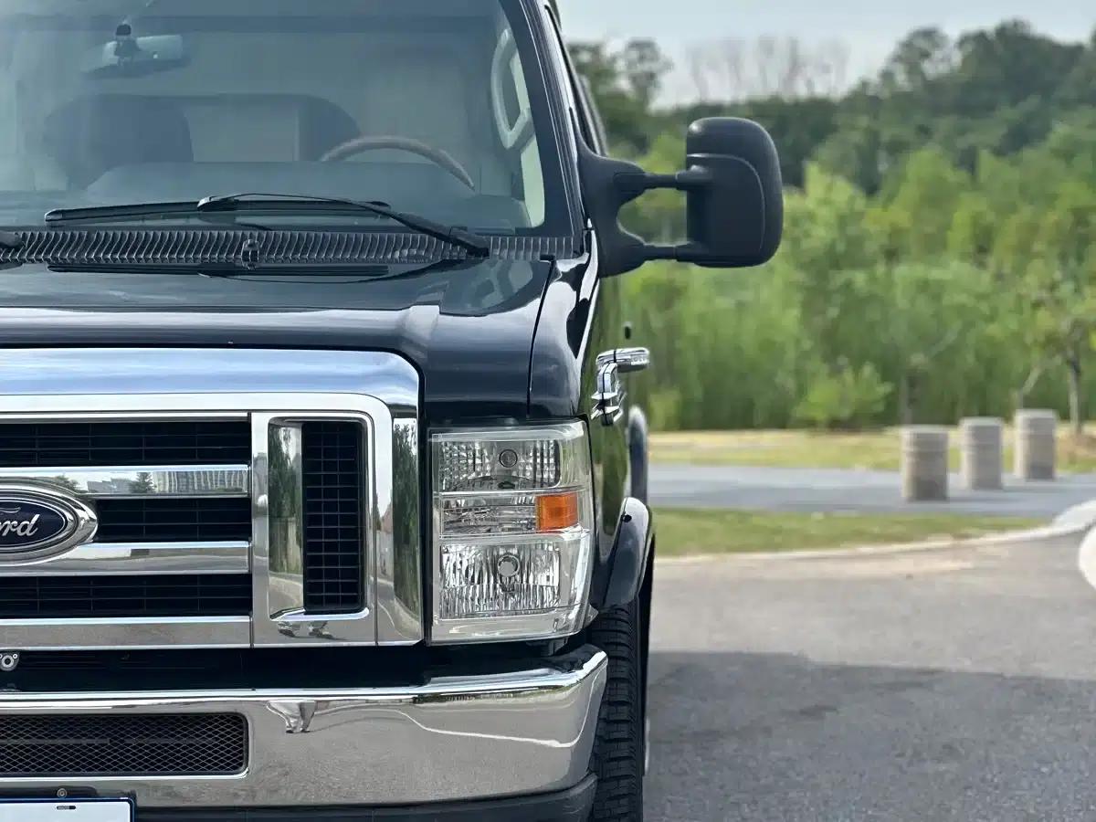 2011 Ford E350 5.4L Standard Yacht Edition — миниатюра 5