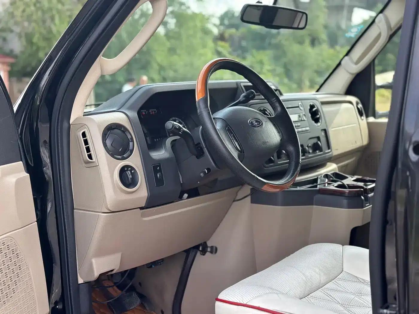2011 Ford E350 5.4L Standard Yacht Edition — миниатюра 6