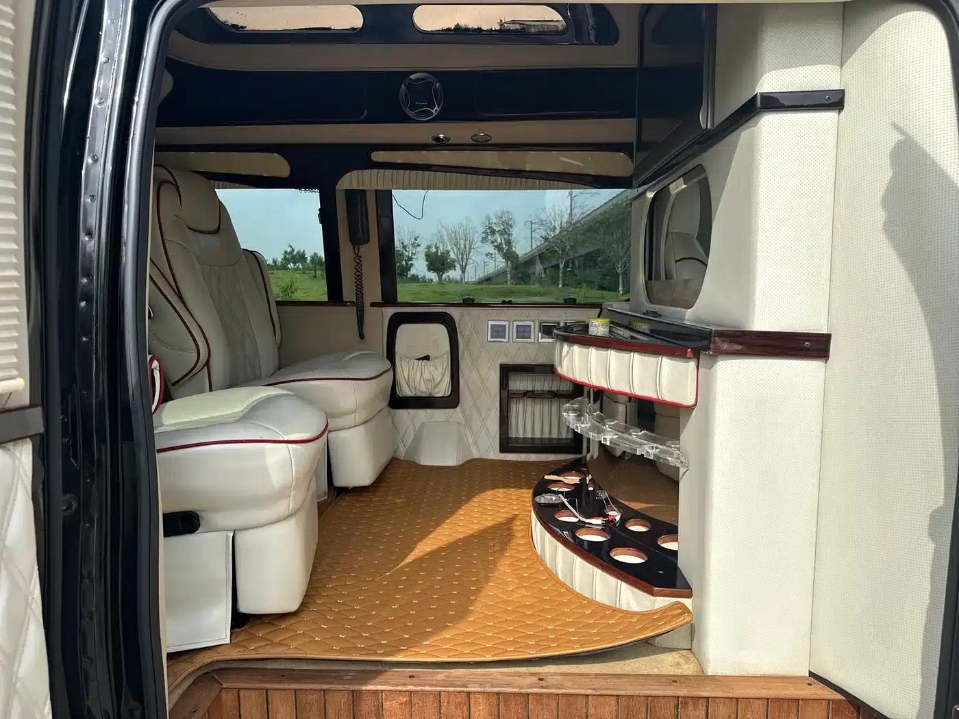2011 Ford E350 5.4L Standard Yacht Edition — миниатюра 7