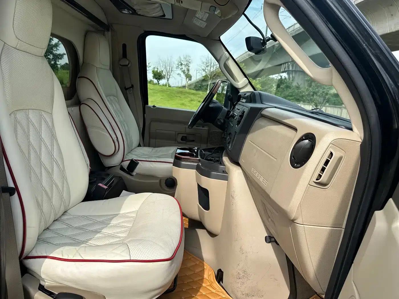 2011 Ford E350 5.4L Standard Yacht Edition — миниатюра 8