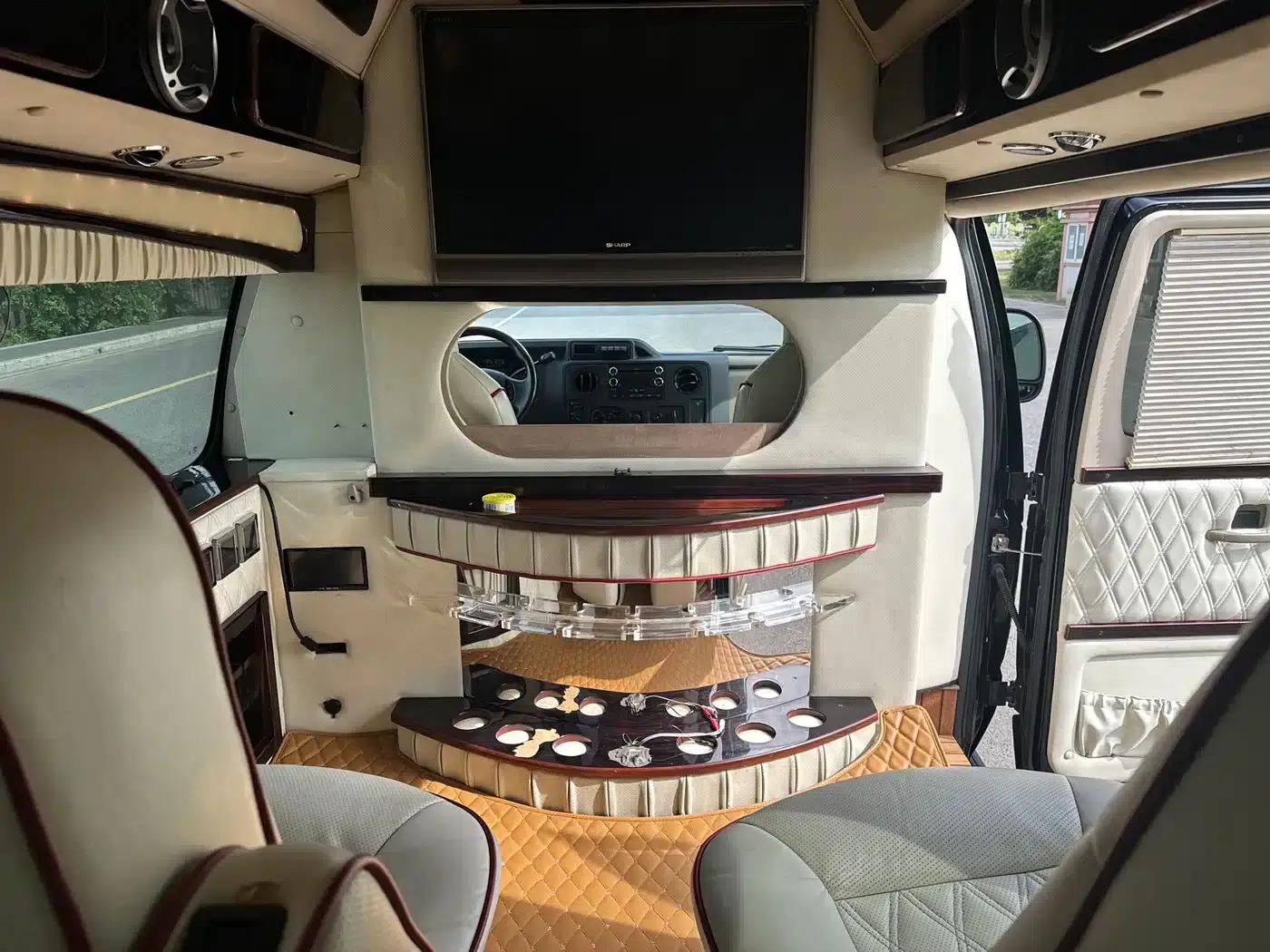 2011 Ford E350 5.4L Standard Yacht Edition — миниатюра 10
