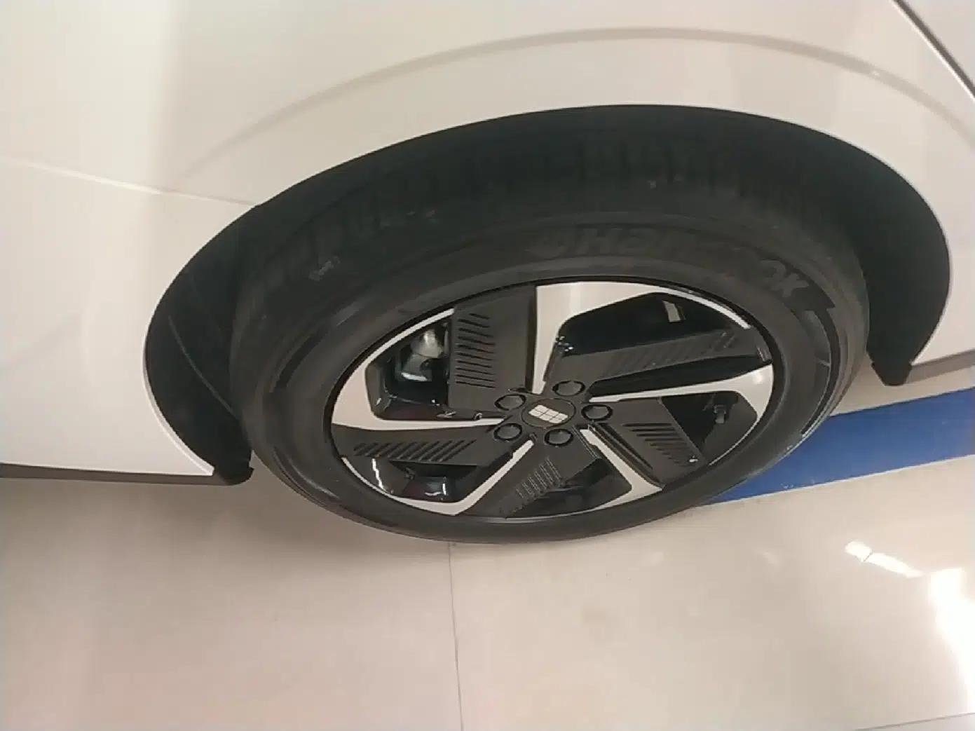 Geely Galaxy L6 2025 EM-i 140km Explorer+ Edition — миниатюра 11