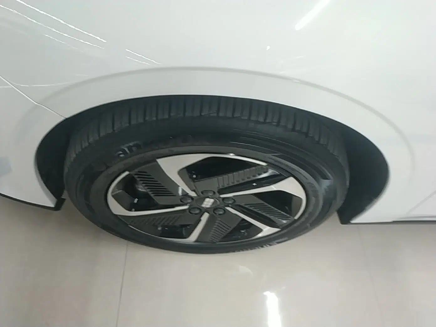 Geely Galaxy L6 2025 EM-i 140km Explorer+ Edition — миниатюра 10