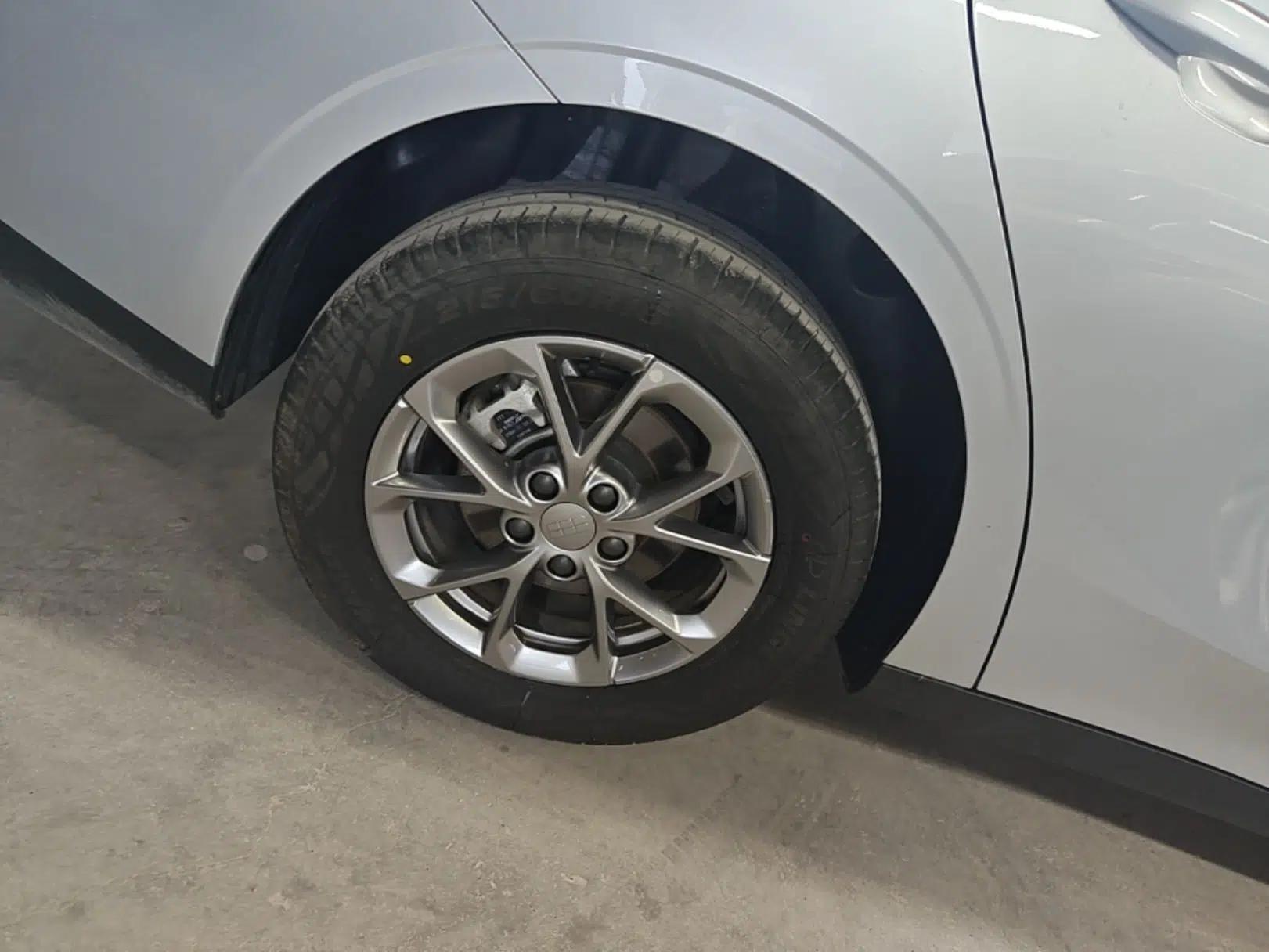 Geely Galaxy L6 2025 EM-i 60km Launch Edition — миниатюра 11