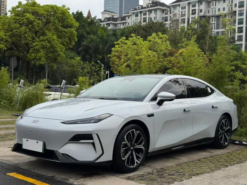 Geely Galaxy E8 2025 700 km Long-Range Intelligent Driving Version — миниатюра 1