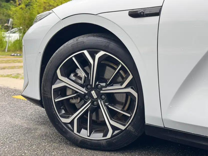 Geely Galaxy E8 2025 700 km Long-Range Intelligent Driving Version — миниатюра 16