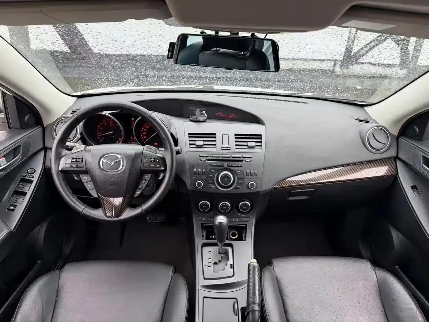 Mazda3 Axela 2012 Hatchback 2.0L Automatic Luxury — миниатюра 5
