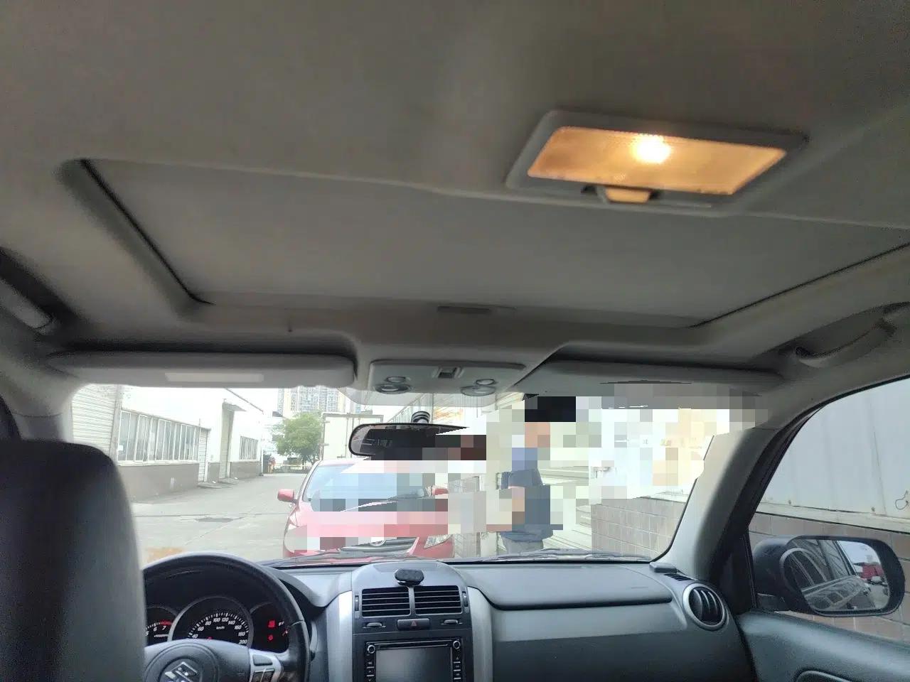 Suzuki Grand Vitara 2012 2.4L AT Luxury Navigation 5-Door Version — миниатюра 18