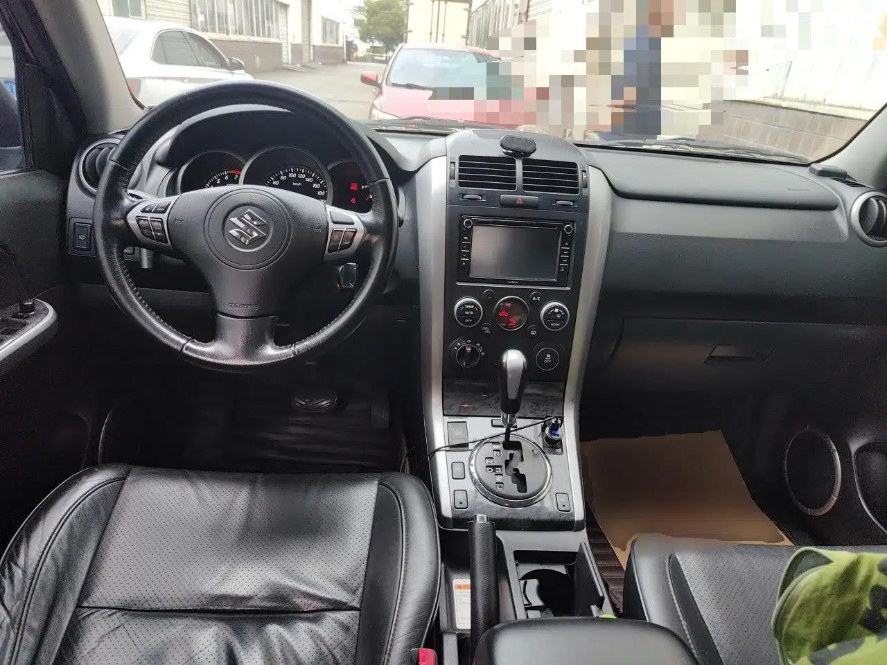 Suzuki Grand Vitara 2012 2.4L AT Luxury Navigation 5-Door Version — миниатюра 9