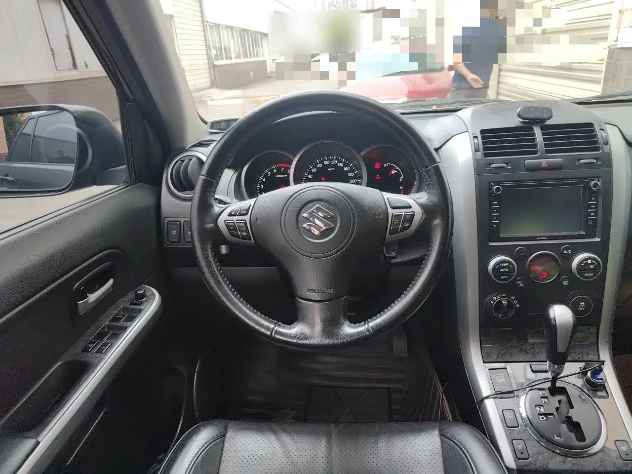 Suzuki Grand Vitara 2012 2.4L AT Luxury Navigation 5-Door Version — миниатюра 10