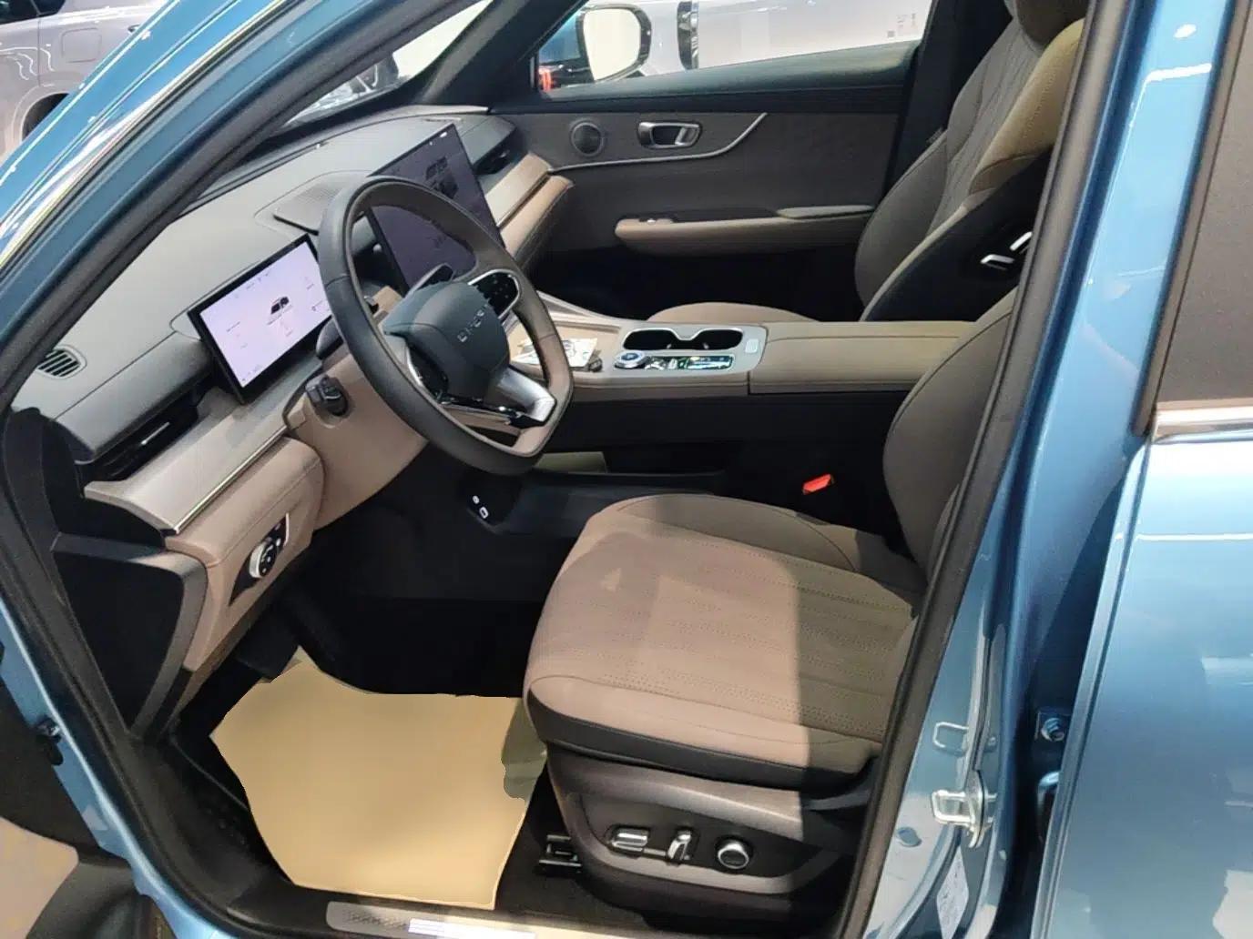 Chery Tiggo 8 PLUS C-DM 2025 1.5T 116 km Prestige Version 5 Seats — миниатюра 17