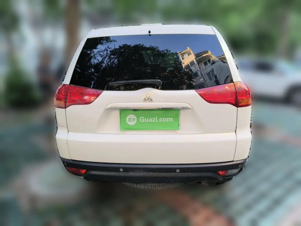 Mitsubishi Pajero Sport 2011 3.0L Luxury Navigation Edition — миниатюра 5