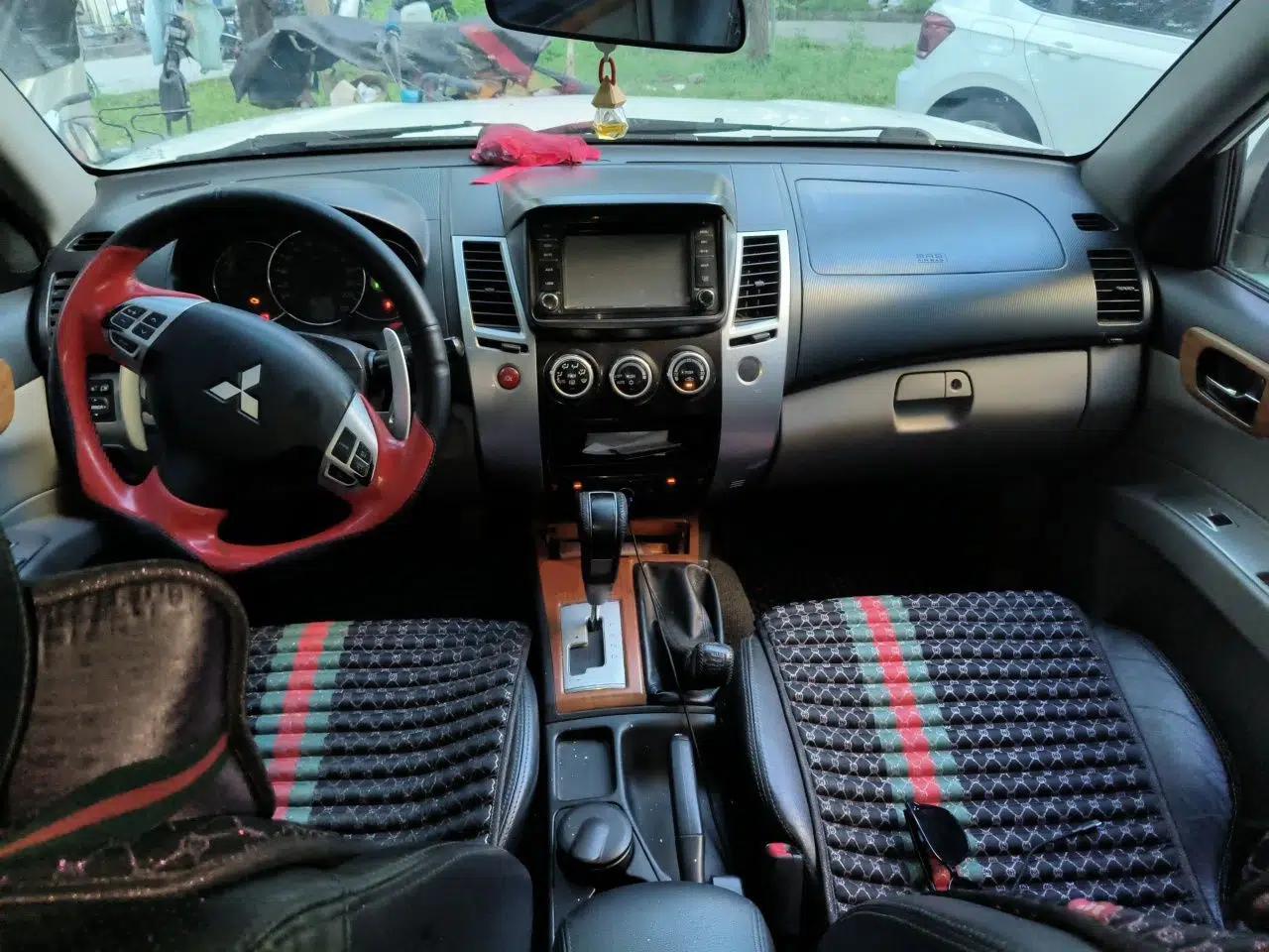 Mitsubishi Pajero Sport 2011 3.0L Luxury Navigation Edition — миниатюра 9
