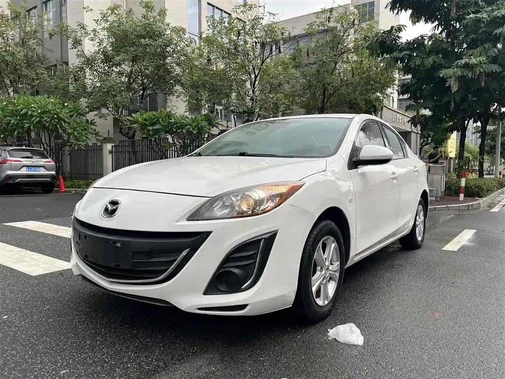 Mazda 3 Axela 2015 Sedan 1.6L Automatic Comfort Model — миниатюра 1