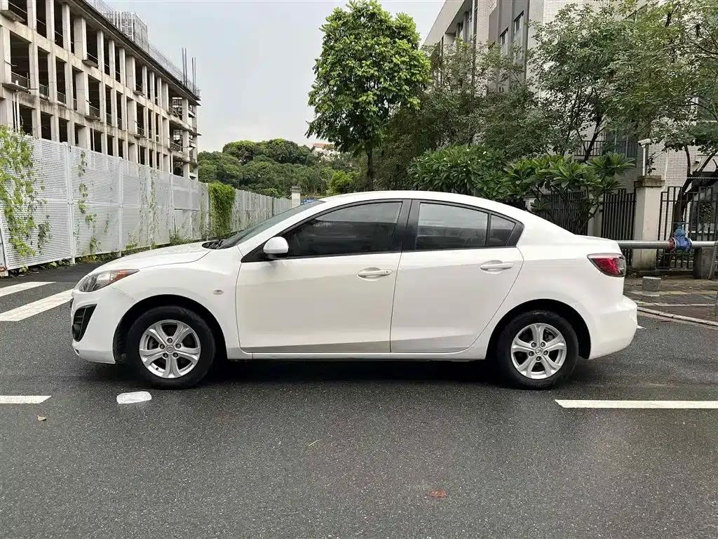 Mazda 3 Axela 2015 Sedan 1.6L Automatic Comfort Model — миниатюра 2
