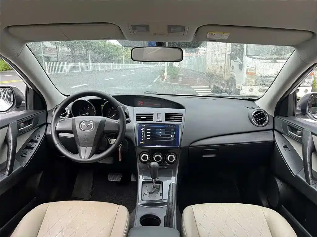 Mazda 3 Axela 2015 Sedan 1.6L Automatic Comfort Model — миниатюра 11