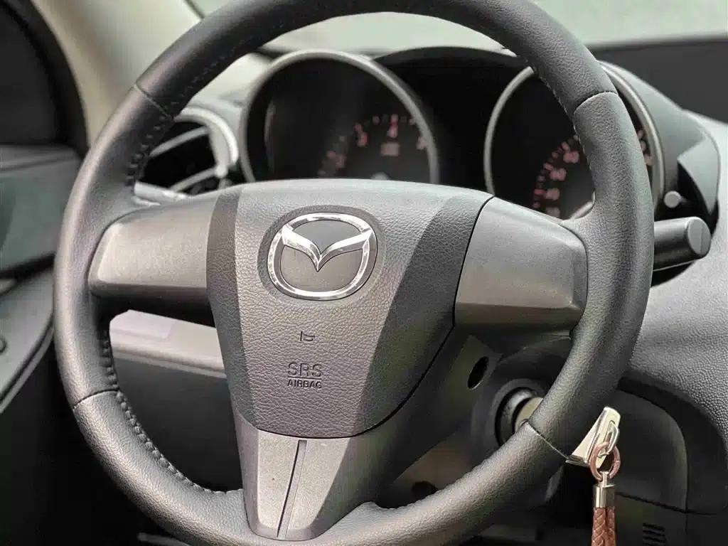 Mazda 3 Axela 2015 Sedan 1.6L Automatic Comfort Model — миниатюра 13