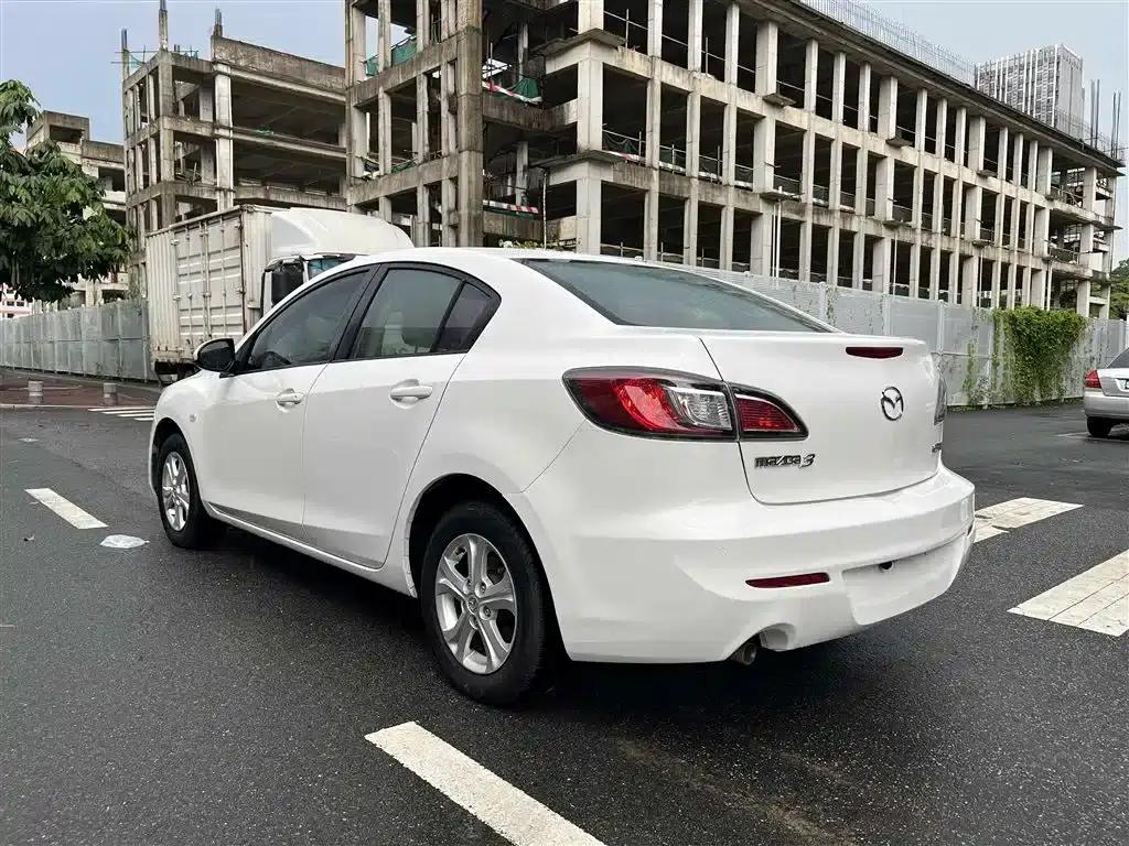 Mazda 3 Axela 2015 Sedan 1.6L Automatic Comfort Model — миниатюра 3