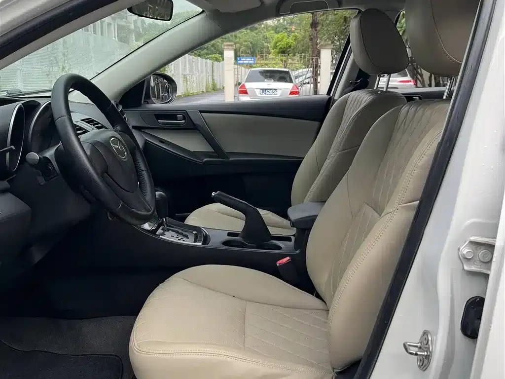 Mazda 3 Axela 2015 Sedan 1.6L Automatic Comfort Model — миниатюра 4