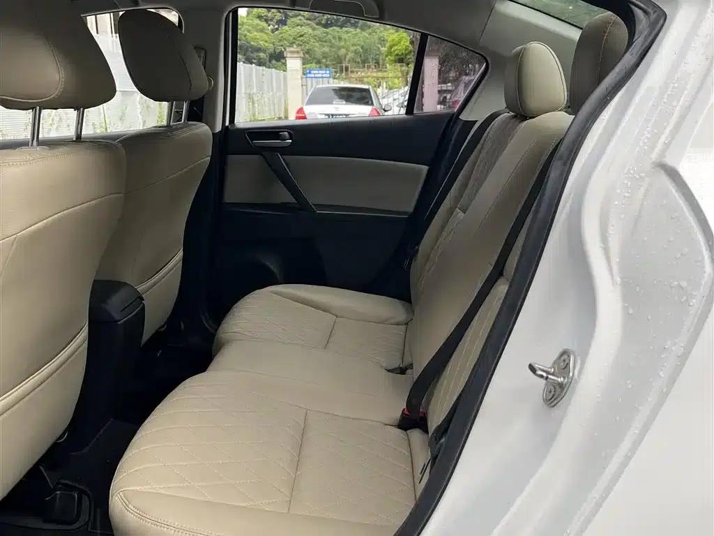 Mazda 3 Axela 2015 Sedan 1.6L Automatic Comfort Model — миниатюра 5
