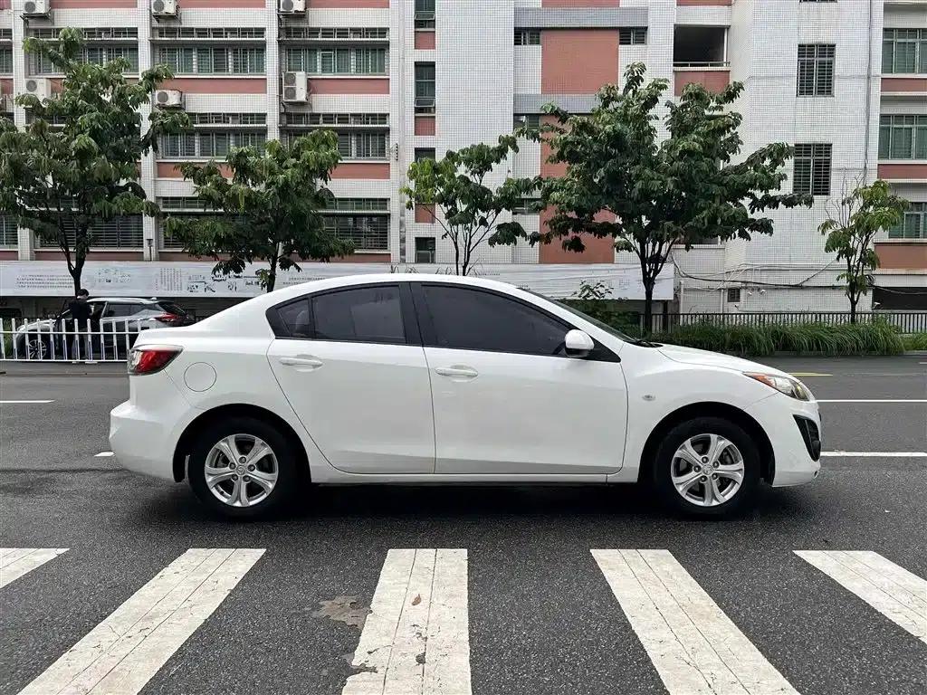Mazda 3 Axela 2015 Sedan 1.6L Automatic Comfort Model — миниатюра 6