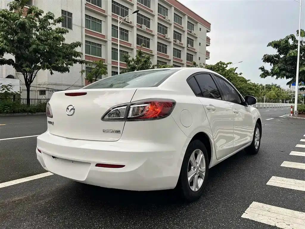 Mazda 3 Axela 2015 Sedan 1.6L Automatic Comfort Model — миниатюра 7