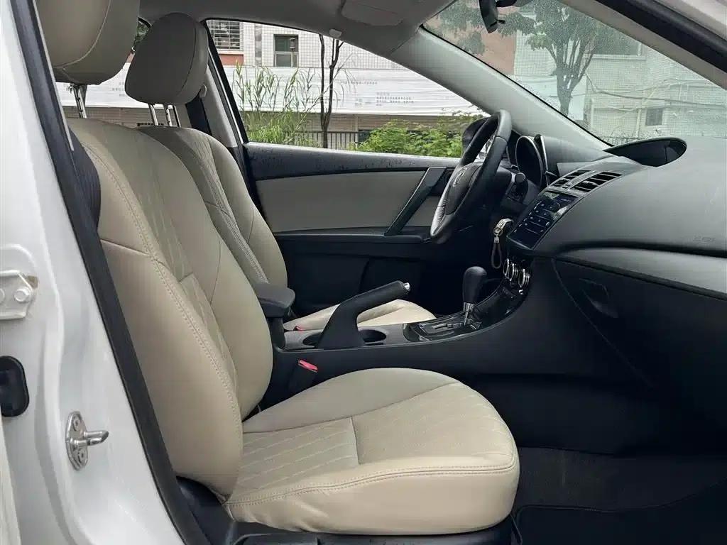 Mazda 3 Axela 2015 Sedan 1.6L Automatic Comfort Model — миниатюра 8