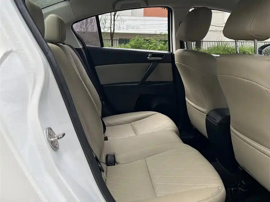 Mazda 3 Axela 2015 Sedan 1.6L Automatic Comfort Model — миниатюра 9