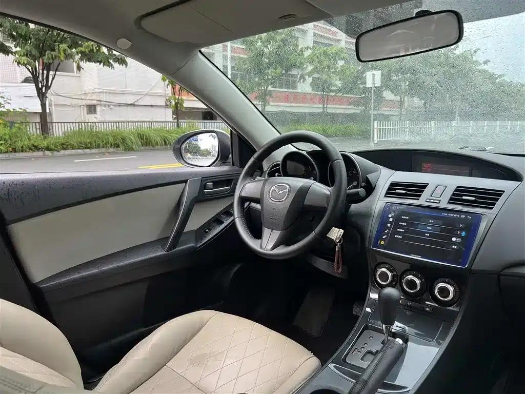 Mazda 3 Axela 2015 Sedan 1.6L Automatic Comfort Model — миниатюра 10