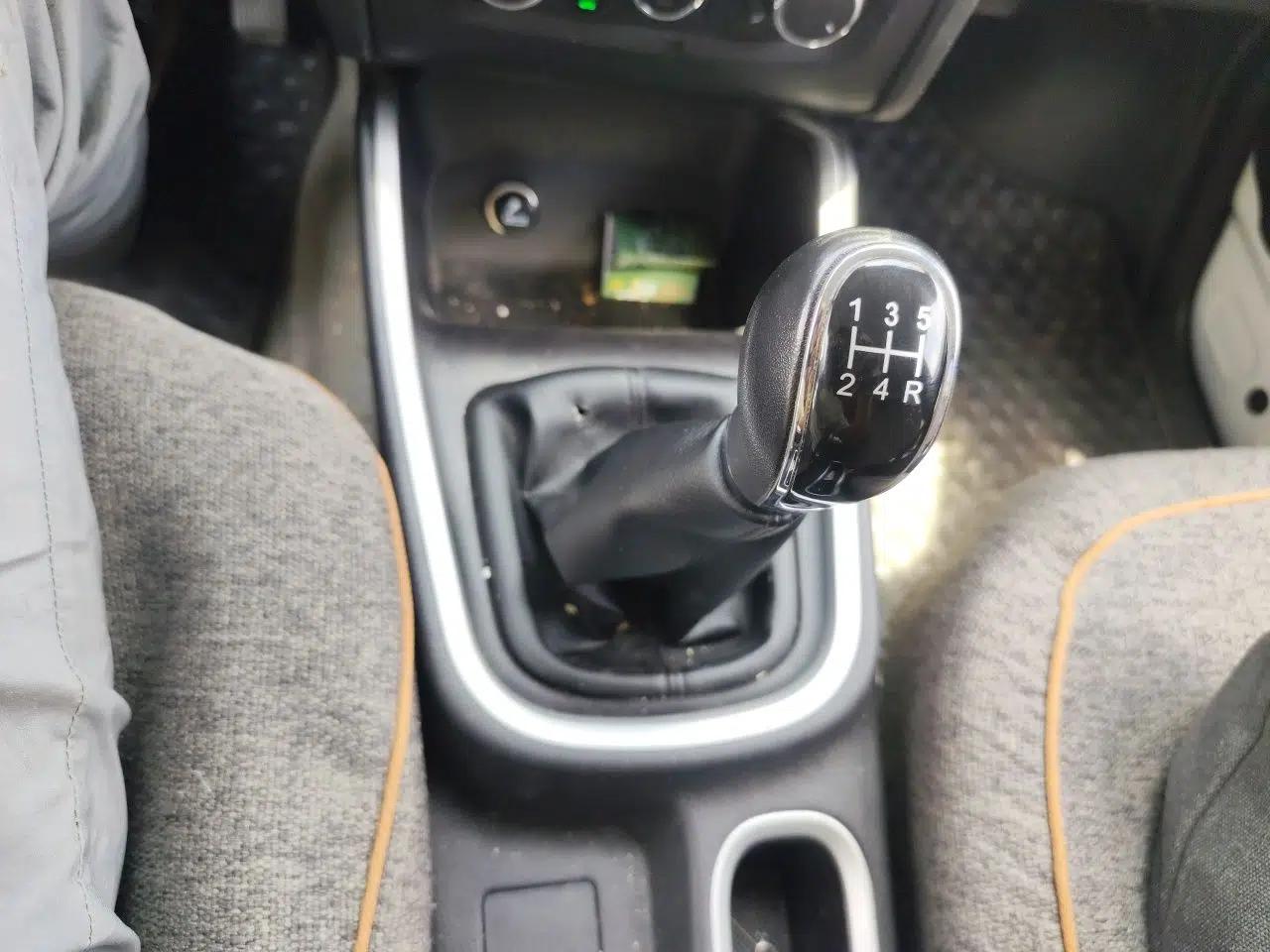 Jinbei Gold Hiace M Classic 2022 Panda Edition 1.5L Engineering Lion Passenger Van 6 Seats — миниатюра 14