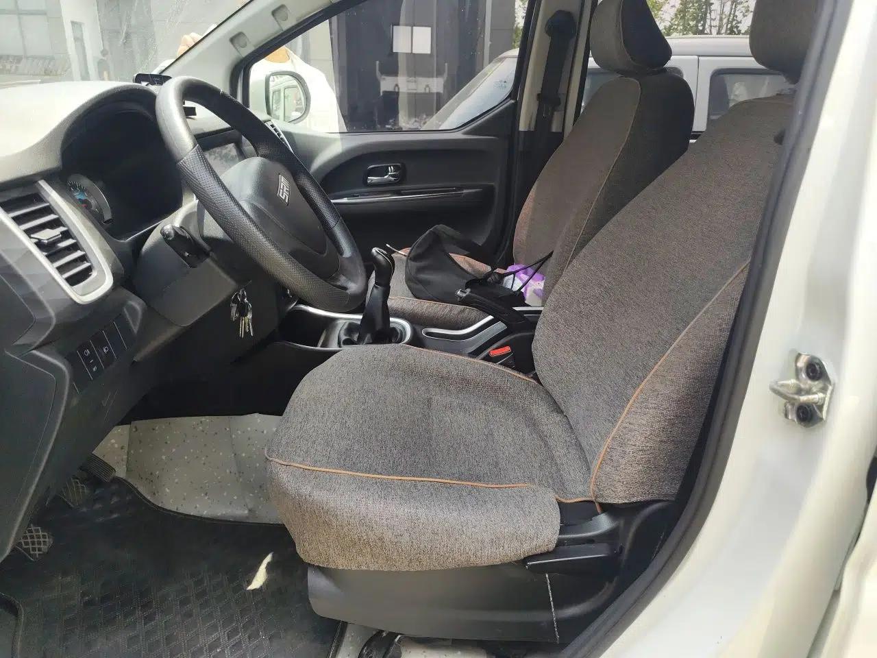 Jinbei Gold Hiace M Classic 2022 Panda Edition 1.5L Engineering Lion Passenger Van 6 Seats — миниатюра 15