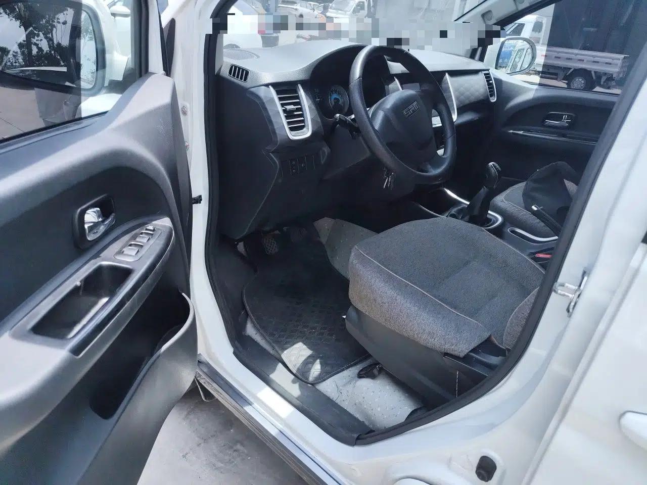 Jinbei Gold Hiace M Classic 2022 Panda Edition 1.5L Engineering Lion Passenger Van 6 Seats — миниатюра 16