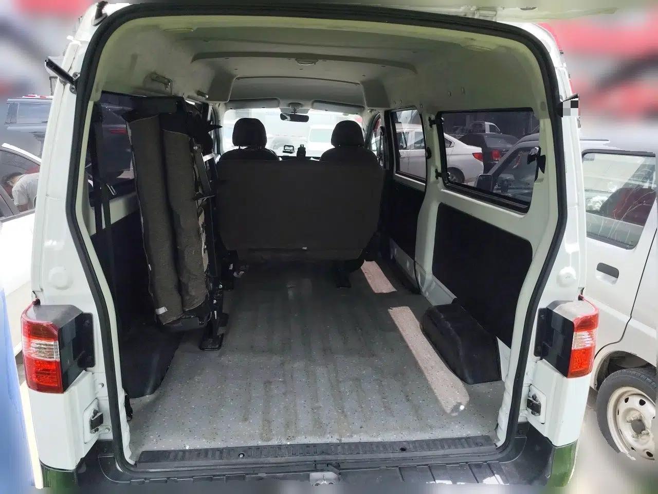 Jinbei Gold Hiace M Classic 2022 Panda Edition 1.5L Engineering Lion Passenger Van 6 Seats — миниатюра 19