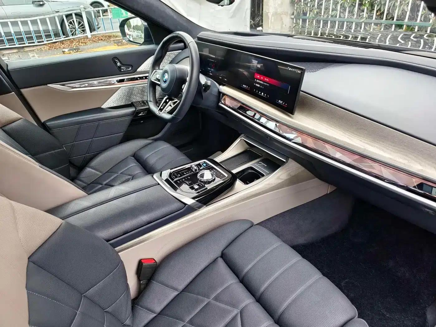 BMW i7 M70L 2023 Model — миниатюра 12