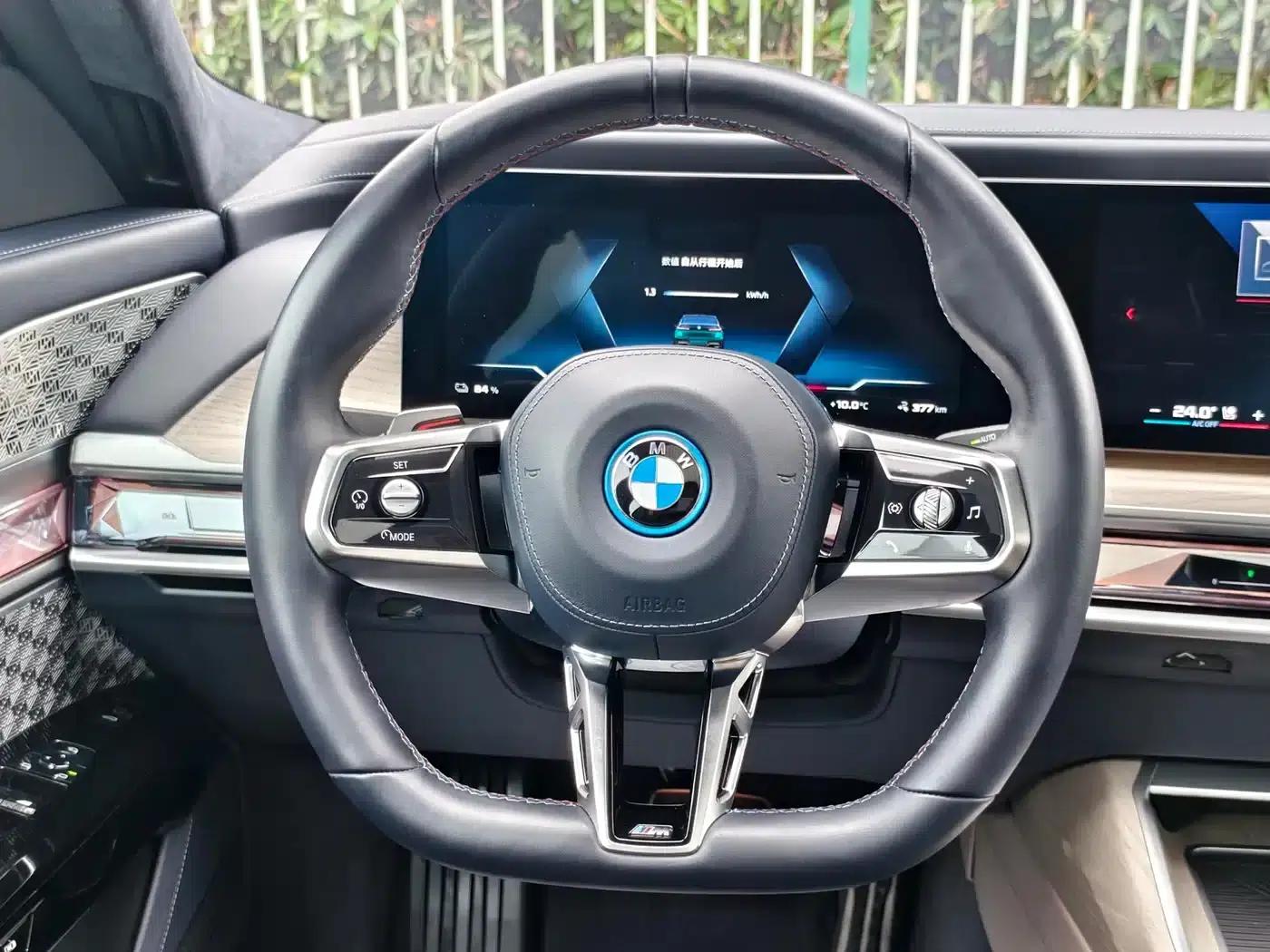 BMW i7 M70L 2023 Model — миниатюра 13
