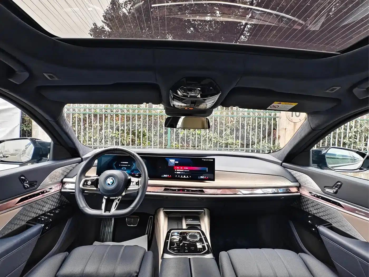 BMW i7 M70L 2023 Model — миниатюра 14