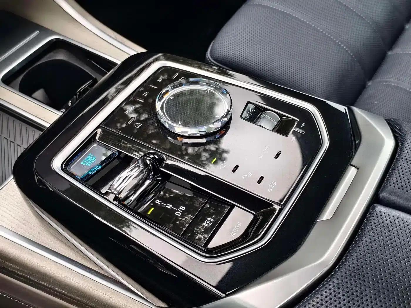 BMW i7 M70L 2023 Model — миниатюра 17